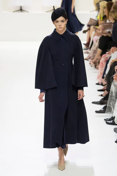 Look 16